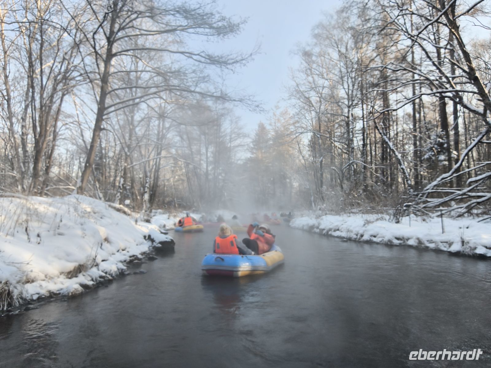 Schlauchbootfahrt durch die Winterlandschaft in Changbaishan - China &ndash; &copy; Sten Bernhardt (Eberhardt TRAVEL)