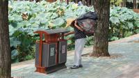 1464_Flaschensammlerin im Ostseepark in Wuhan &ndash; &copy; Nadine Schulz (Eberhardt TRAVEL)