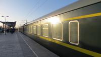 0320 Fahrt mit der Tibet-Bahn - Halt in Golmund &ndash; &copy; Annette Weise (Eberhardt TRAVEL)