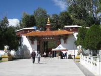Eingang / Ausgang zum Norbulingka, Sommerpalast des Dalai Lama  &ndash; &copy; Annette Zocher (Eberhardt TRAVEL)