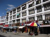 Lhasa - Shopping-Meile  &ndash; &copy; Annette Zocher (Eberhardt TRAVEL)