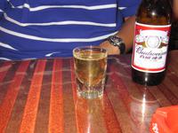 So trinkt man Bier in Tibet :-) &ndash; &copy; Vicky Kern (Eberhardt TRAVEL)