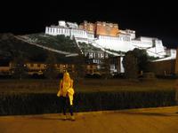 Vicky vor dem beleuchteten Potala-Palast &ndash; &copy; Vicky Kern (Eberhardt TRAVEL)
