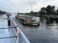 Fahrt durch die geöffnete Brücke