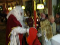 ...verteilen Geschenke &ndash; &copy; Bernhard Rink (Eberhardt TRAVEL)