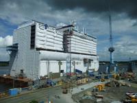 Vor den Hallen wartet bereits ein Drittel eines Schiff &ndash; &copy; Martina Pötschke (Eberhardt TRAVEL)