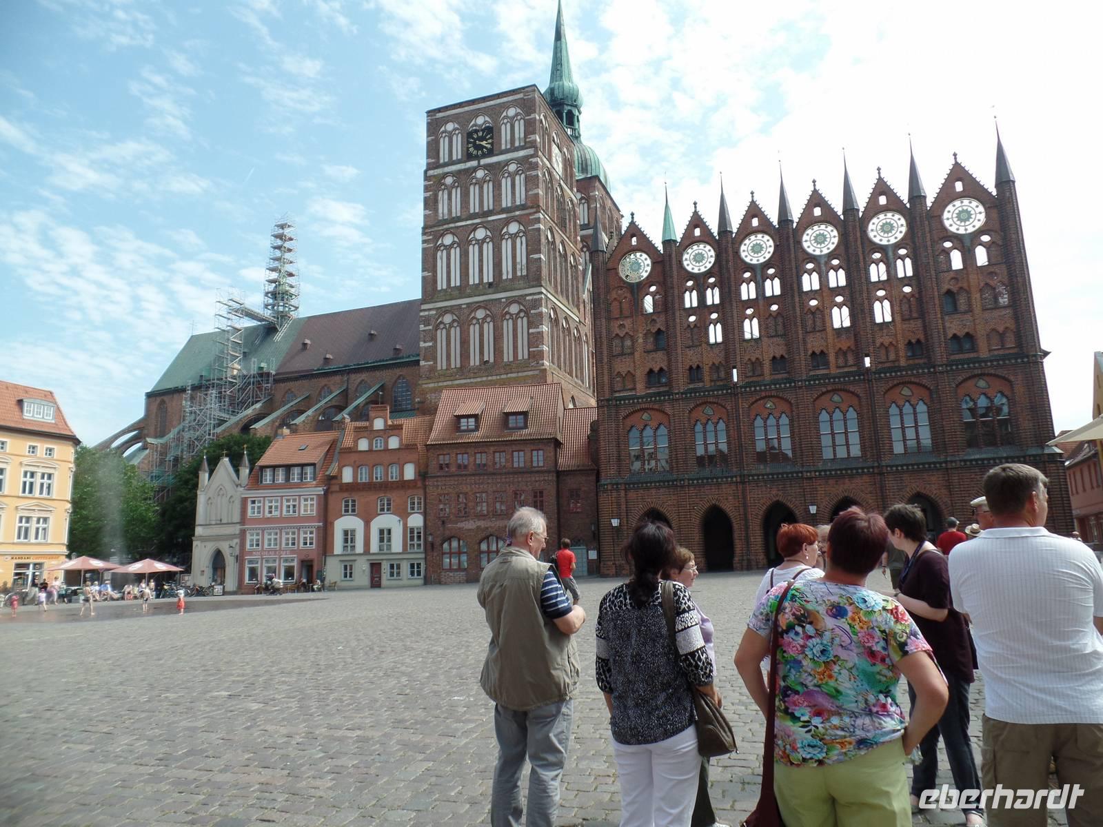 am Rathaus + Markt &ndash; &copy; Elke Reuter (Eberhardt TRAVEL)