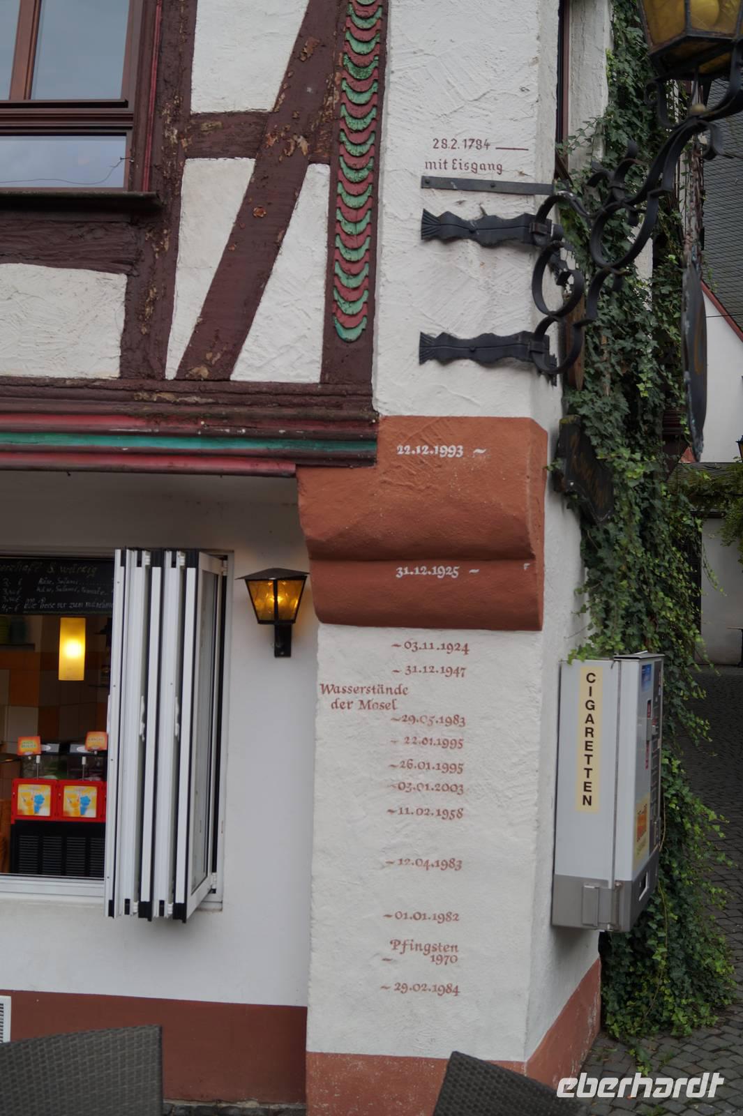 Hochwassermarken - Bernkastel-Kues &ndash; &copy; Andreas Böcker (Eberhardt TRAVEL)