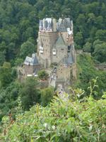 Burg Eltz nach der erfolgreichen Instandsetzung ohne Gerüste im Sept. 2012 &ndash; &copy; Peter Meyer (Eberhardt TRAVEL)