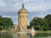Mannheims Wahrzeichen der Wasserturm &ndash; &copy; Marion Kottlos (Eberhardt TRAVEL)