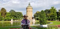 Mannheims Wahrzeichen der Wasserturm und Bertha Benz &ndash; &copy; Marion Kottlos (Eberhardt TRAVEL)