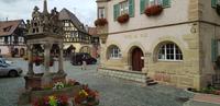 Ottrott - Marktbrunnen und Rathaus &ndash; &copy; Marion Kottlos (Eberhardt TRAVEL)