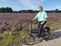 Busfahrer Michael in der Heide &ndash; &copy; Simone Willner (Eberhardt TRAVEL)