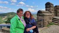 Busfahrerin und Reiseleiterin auf dem Kaiser Wilhelm Denkmal &ndash; &copy; Marlies Thrum (Eberhardt TRAVEL)