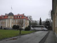 Unser Bus vor dem neuen Schloss in Meisdorf &ndash; &copy; Peter Rudolph (Eberhardt TRAVEL)
