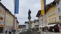 Bad Tölz - Nepomuk- Brunnen &ndash; &copy; Marlies Thrum (Eberhardt TRAVEL)
