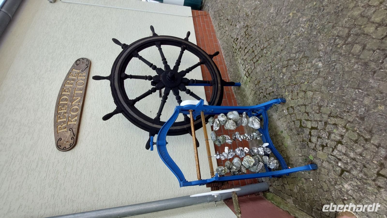 maritime Deko mit Hühnergöttern &ndash; &copy; Uta Hertel (Eberhardt TRAVEL)