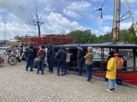 Fischbrötchen auf dem Kutter kaufen  &ndash; &copy; Thomas Hahn (Eberhardt TRAVEL)