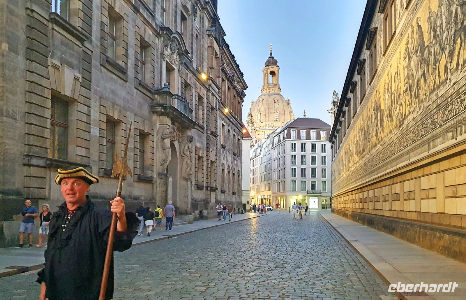 Nachtwächter-Führung in der Altstadt von Dresden - Fürstenzug und Frauenkirche &ndash; &copy; Kristin Weigel (Eberhardt TRAVEL)