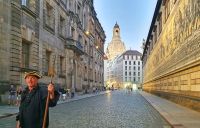 Nachtwächter-Führung in der Altstadt von Dresden - Fürstenzug und Frauenkirche &ndash; &copy; Kristin Weigel (Eberhardt TRAVEL)