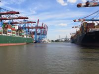 Ladekräne am Hafen &ndash; &copy; Jürgen Müller (Eberhardt TRAVEL)