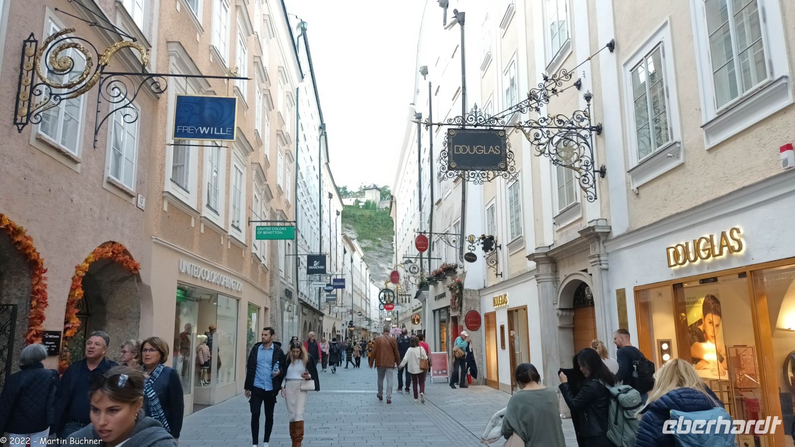 Salzburger Altstadt mit verpflichtenden historischen Geschäftsschildern! &ndash; &copy; Martin Büchner (Eberhardt TRAVEL)