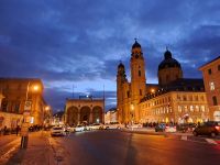 Odeonplatz mit Feldherrnhalle & Theatinerkirche.jpg &ndash; &copy; Gisela Hohlfeld (Eberhardt TRAVEL)