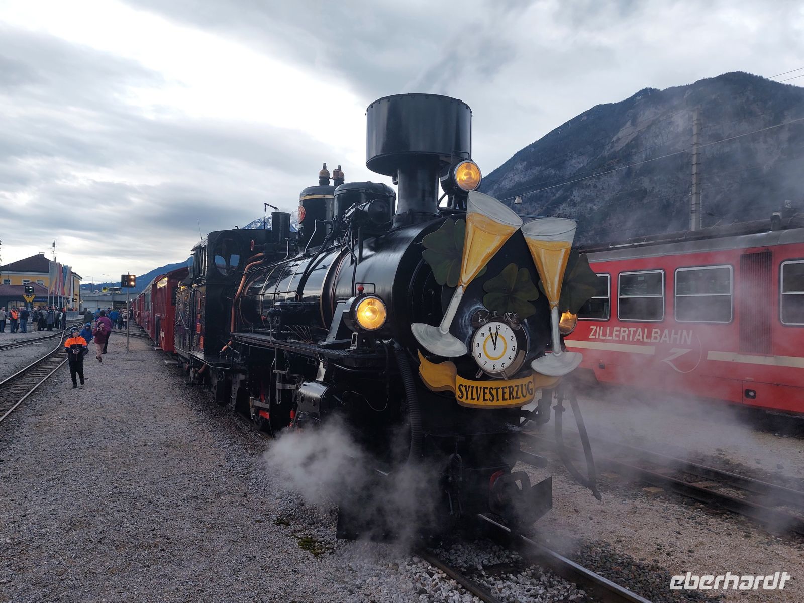 Tag 5 (1) Bahnhof Jenbach - Start Silvesterzug .jpg &ndash; &copy; Dieter Braune (Eberhardt TRAVEL)