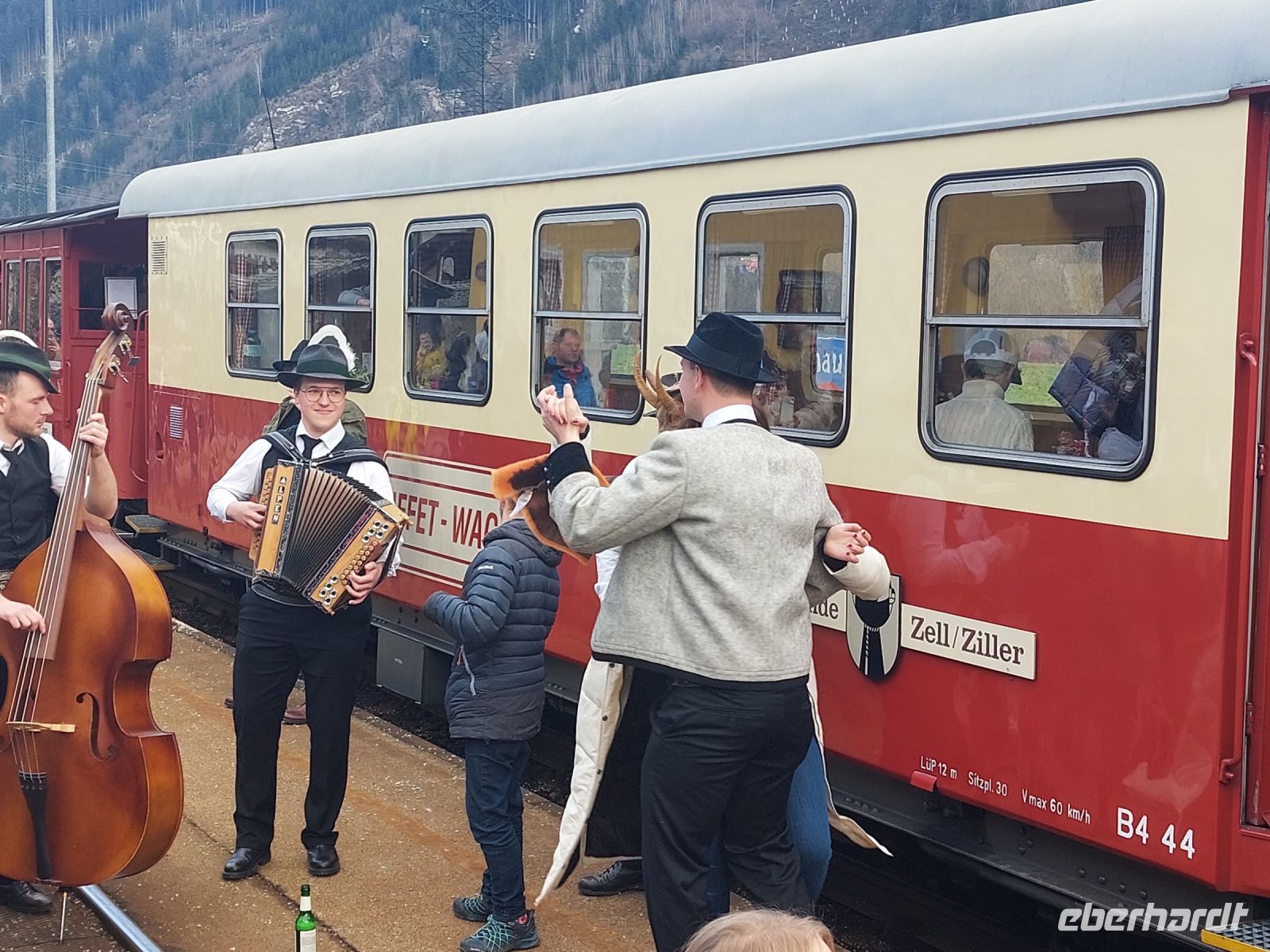 Tag 5 (8) Silvesterzug - Aschau im Zillertal.jpg &ndash; &copy; Dieter Braune (Eberhardt TRAVEL)