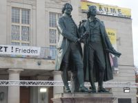 Wer könnte das sein? Natürlich Goethe und Schiller und ein Appell im Hintergrund &ndash; &copy; Gina Egenolf (Eberhardt TRAVEL)