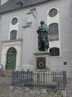 Johann Gottfried von Herder vor der Kirche St.Peter und Paul &ndash; &copy; Gina Egenolf (Eberhardt TRAVEL)