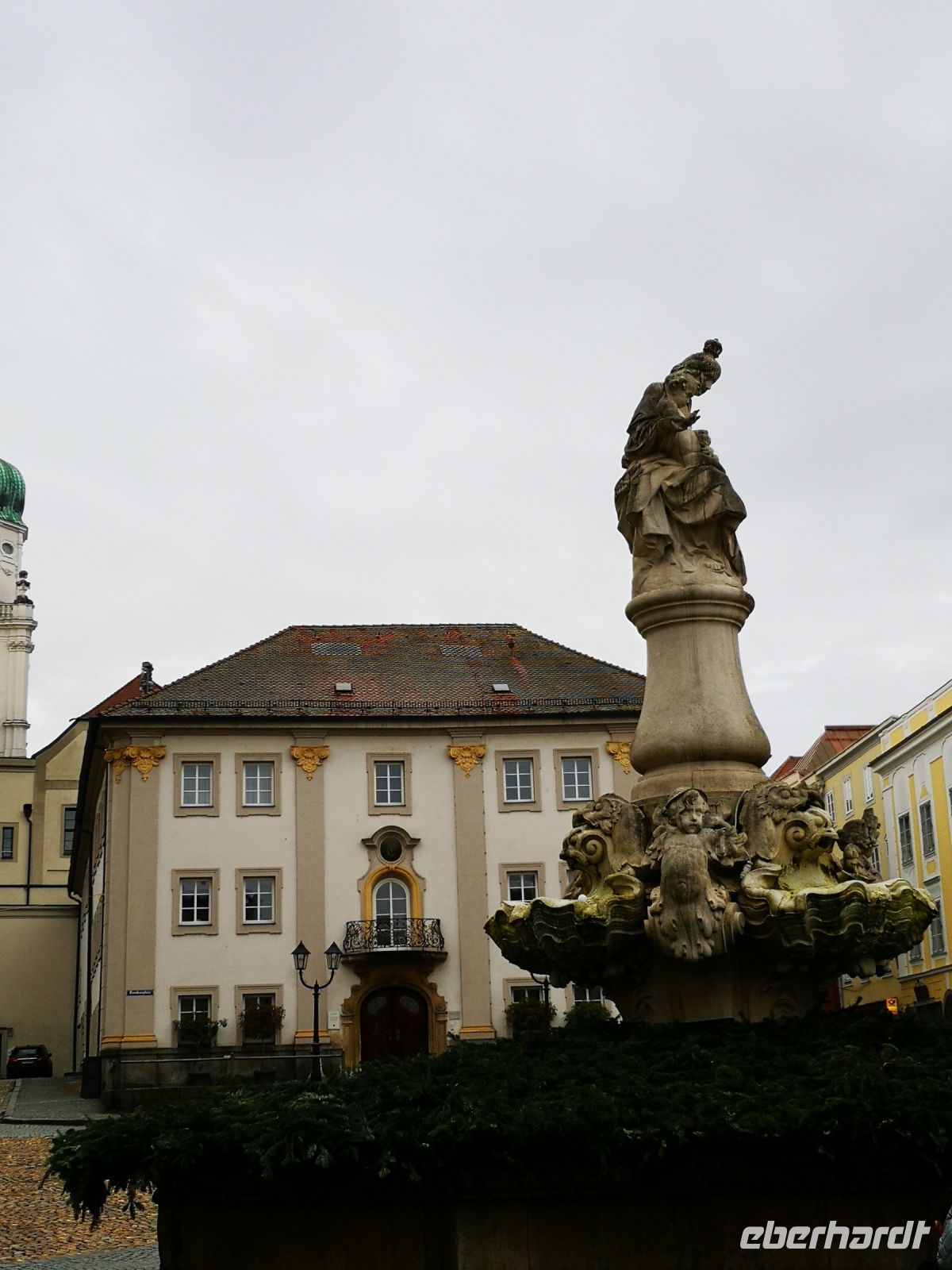 Residenzplatz Passau mit Wittelsbacher Säule &ndash; &copy; Brigitte Mühle (Eberhardt TRAVEL)