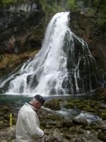 am Wasserfall &ndash; &copy; Elke Reuter (Eberhardt TRAVEL)