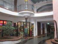  typische Hundertwasser- Säulen &ndash; &copy; Adelheid Fritzsche (Eberhardt TRAVEL)