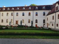 Kloster und Schloss Seeon-Innenhof.jpg &ndash; &copy; Steffi Lambrecht (Eberhardt TRAVEL)