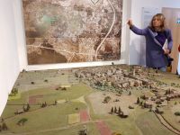 Rosenheim-Guide erklärt das Stadtmodell.jpg &ndash; &copy; Steffi Lambrecht (Eberhardt TRAVEL)
