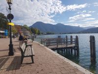 Am Ufer von Tegernsee Stadt.jpg &ndash; &copy; Steffi Lambrecht (Eberhardt TRAVEL)