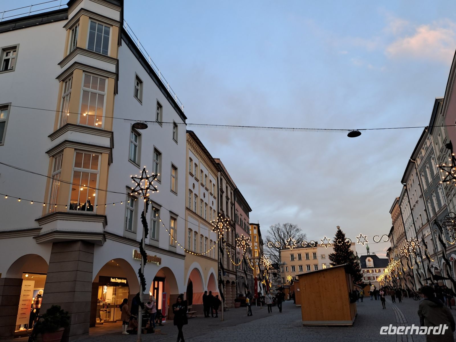 Rosenheim - Max-Josefs-Platz &ndash; &copy; Gisela Hohlfeld (Eberhardt TRAVEL)