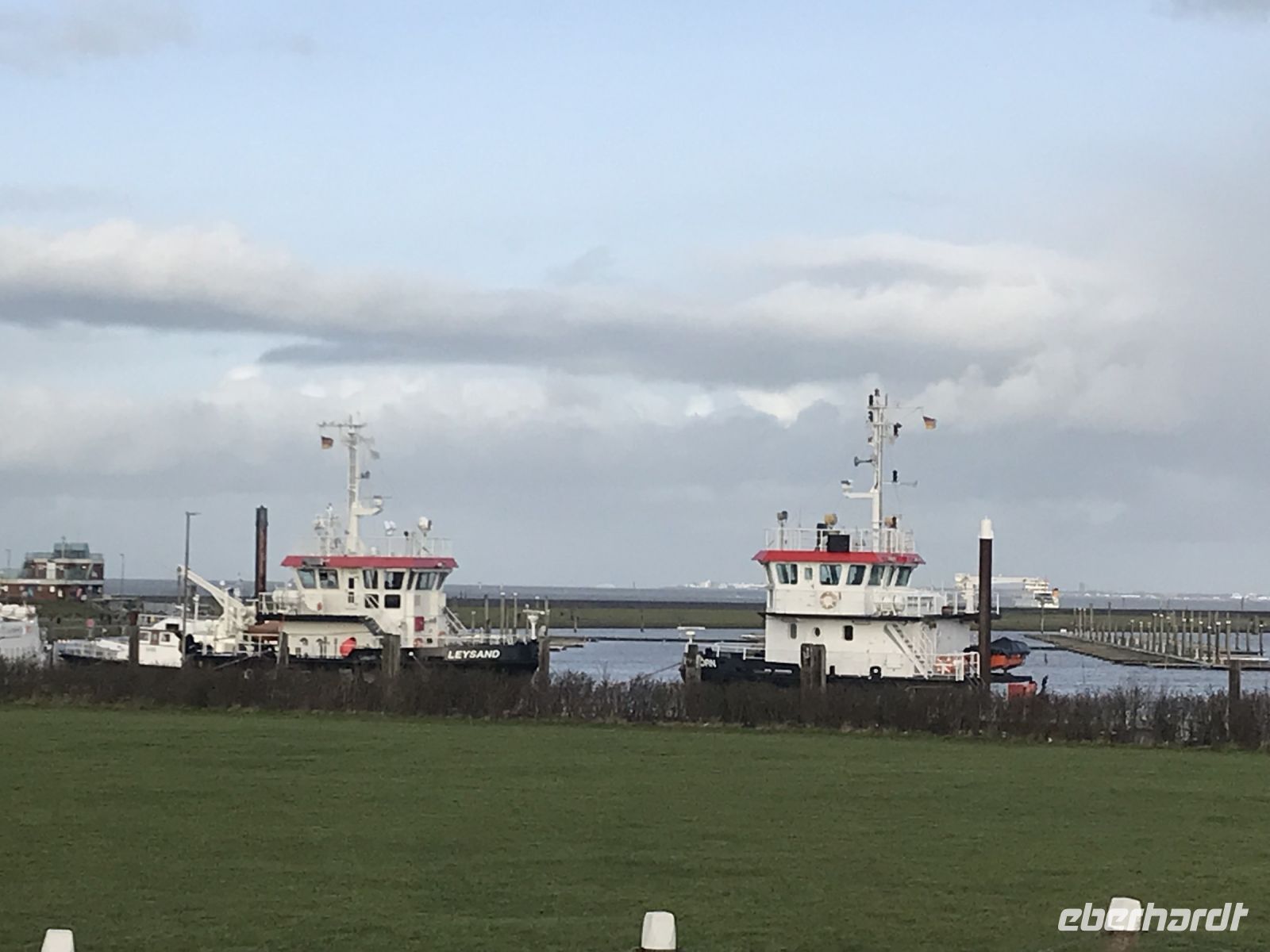 Am Hafen am Norddeich &ndash; &copy; Renate Schuster (Eberhardt TRAVEL)