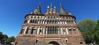 Lübeck Holsten Tor &ndash; &copy; Kerstin Hugel (Eberhardt TRAVEL)
