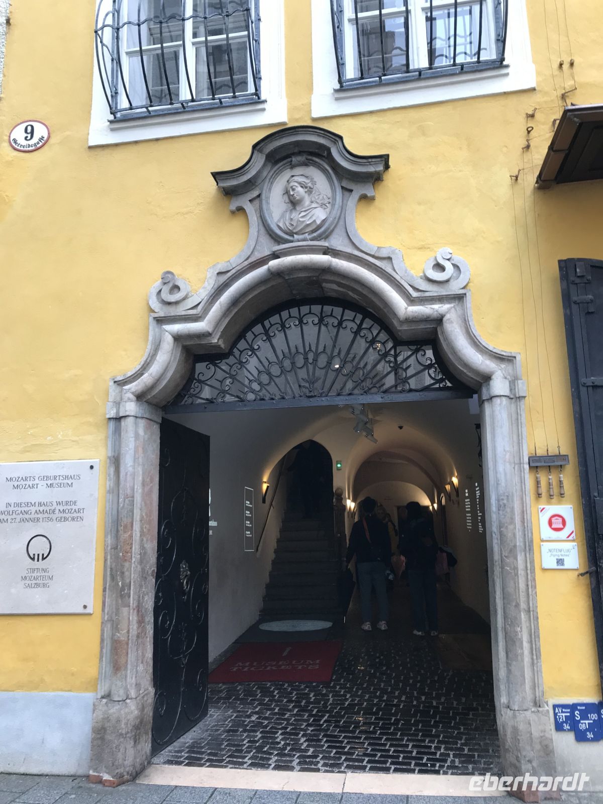 Rundreise Berchtesgadener Land - Salzburg - Mozart's Geburtshaus - Eingang zum Mozart Museum &ndash; &copy; Renate Schuster (Eberhardt TRAVEL)
