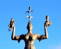 Die Imperia-Statue von dem Bildhauer Peter Lenk gestaltet, steht an der Hafeneinfahrt von Konstanz. Die Statue hält einen Papst und einen Kaiser in den Händen. (Reise: Silvester am Bodensee) &ndash; &copy; Martina Wegener (Eberhardt TRAVEL)