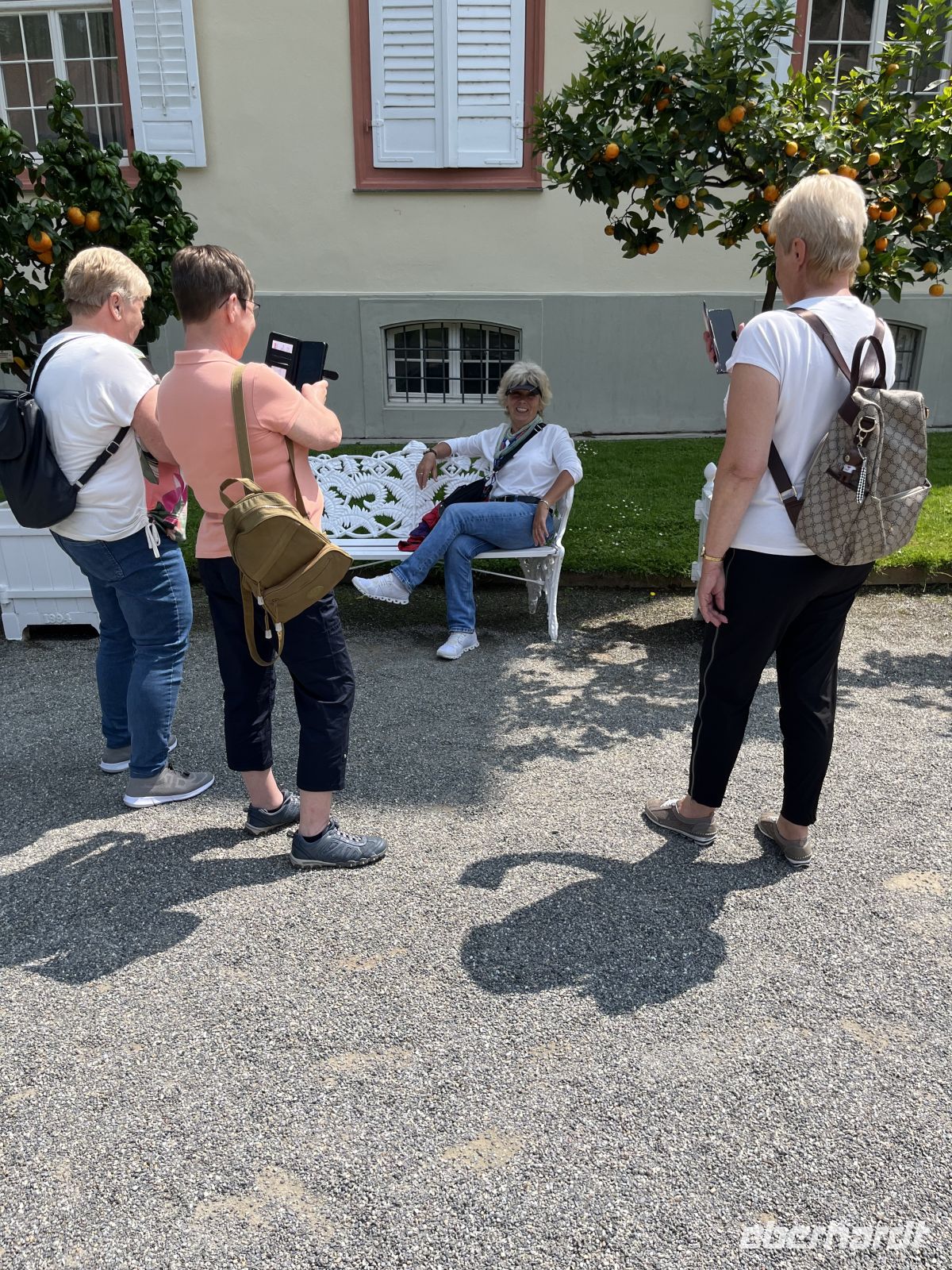 Bodenseerundreise 9.06.25 Insel Mainau - Paparazzi - so eine schöne gusseiserne Bank &ndash; &copy; Renate Schuster (Eberhardt TRAVEL)