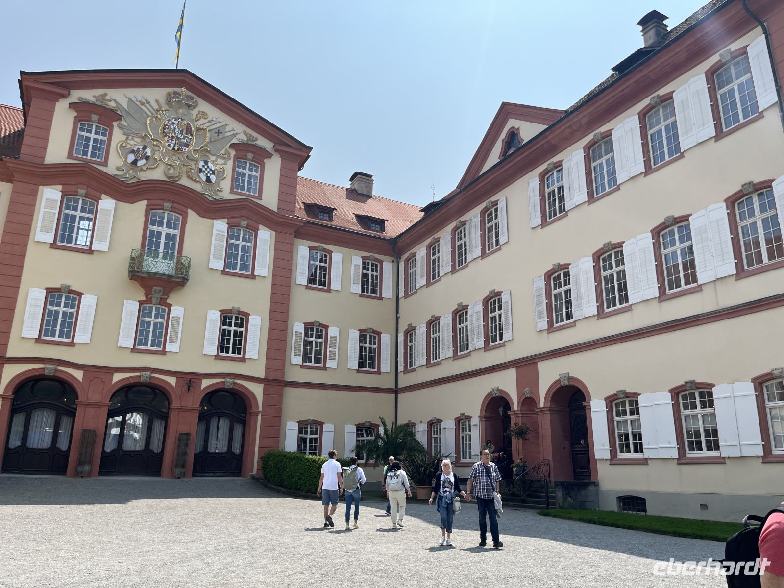 Bodenseerundreise 9.06.25 Insel Mainau -Innenhof Schloß &ndash; &copy; Renate Schuster (Eberhardt TRAVEL)