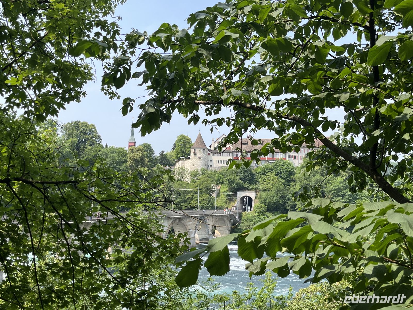Bodenseerundreise 10.06.25   Rheinfall Schaffhausen Schloß und Brücke &ndash; &copy; Renate Schuster (Eberhardt TRAVEL)