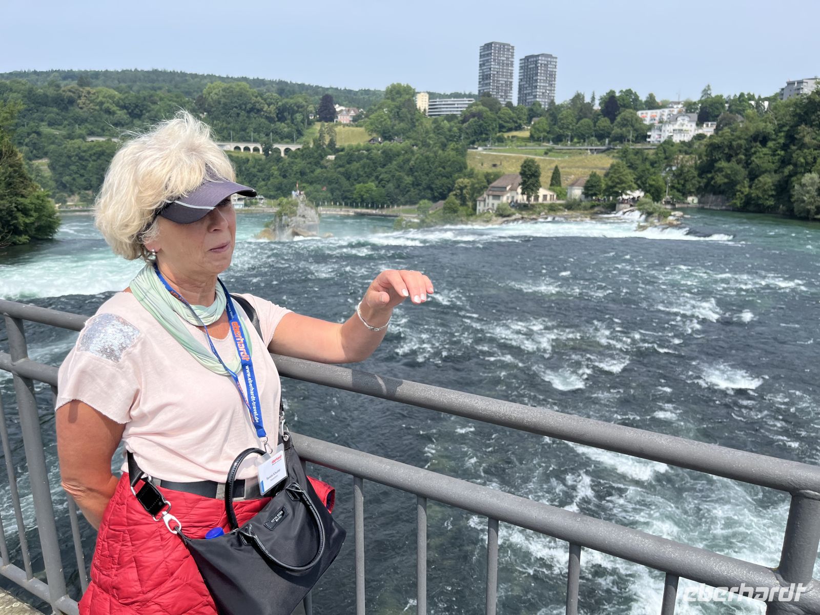 Bodenseerundreise 10.06.25   Rheinfall Schaffhausen- auf der Brücke zum Schloß &ndash; &copy; Renate Schuster (Eberhardt TRAVEL)