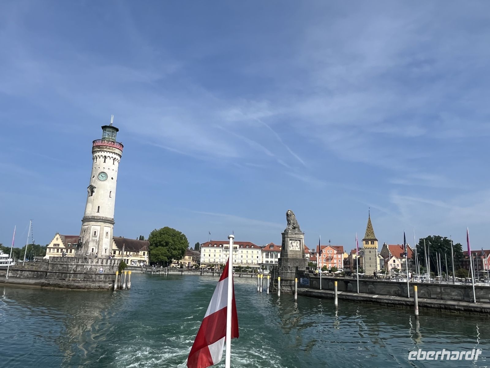 Bodenseerundreise 11.06.25 Hafeneinfahrt von Lindau und deren Wahrzeichen &ndash; &copy; Renate Schuster (Eberhardt TRAVEL)