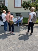 Bodenseerundreise 9.06.25 Insel Mainau - Paparazzi - so eine schöne gusseiserne Bank &ndash; &copy; Renate Schuster (Eberhardt TRAVEL)