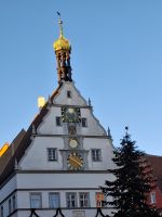 Der Ratsherrentreff neben dem Rathaus mit vier Uhren &ndash; &copy; Liane Klein (Eberhardt TRAVEL)