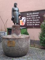 Frau Rauscher und ihr Bembel &ndash; &copy; Liane Klein (Eberhardt TRAVEL)